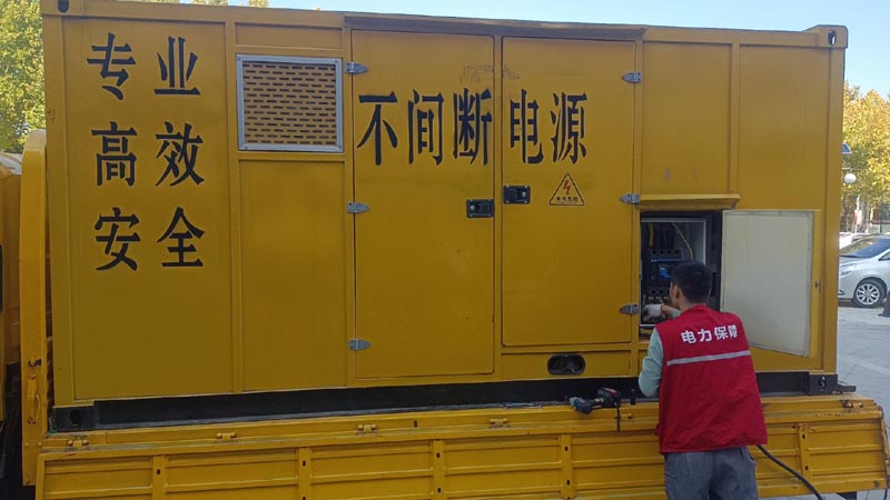 五湖渔场柴油发电机组和UPS电源配合使用时，如何避免切换过程中的电力中断？